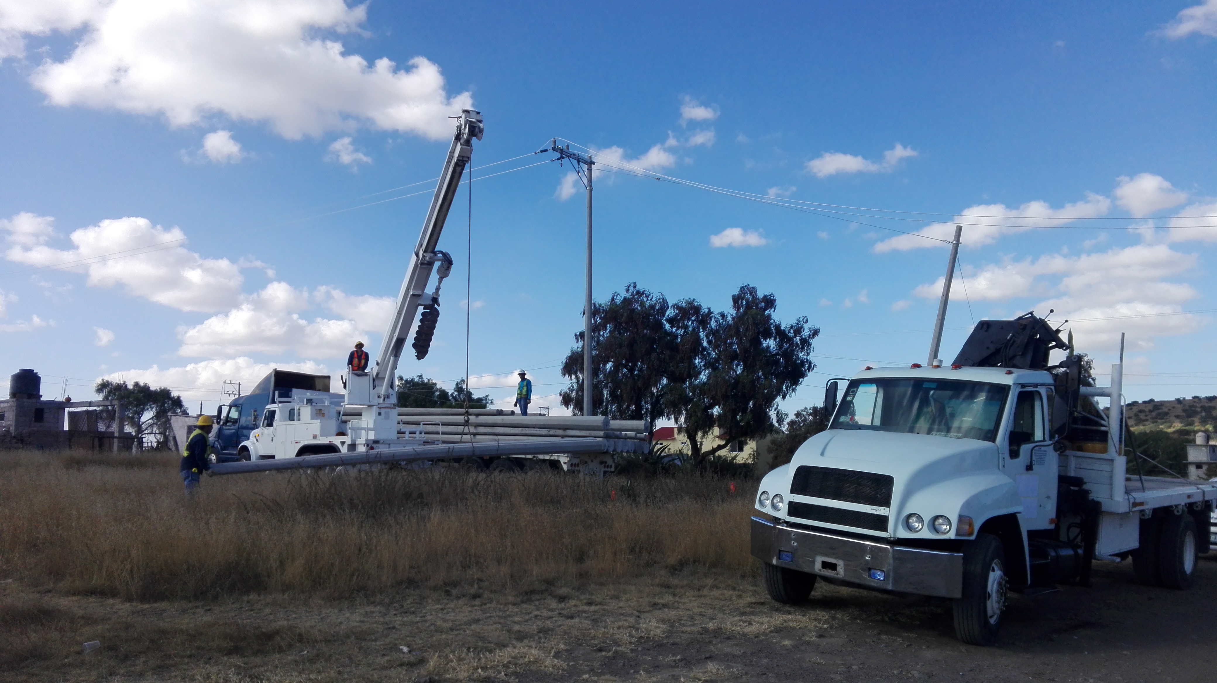 Maniobra para instalación de estructura de media tensión