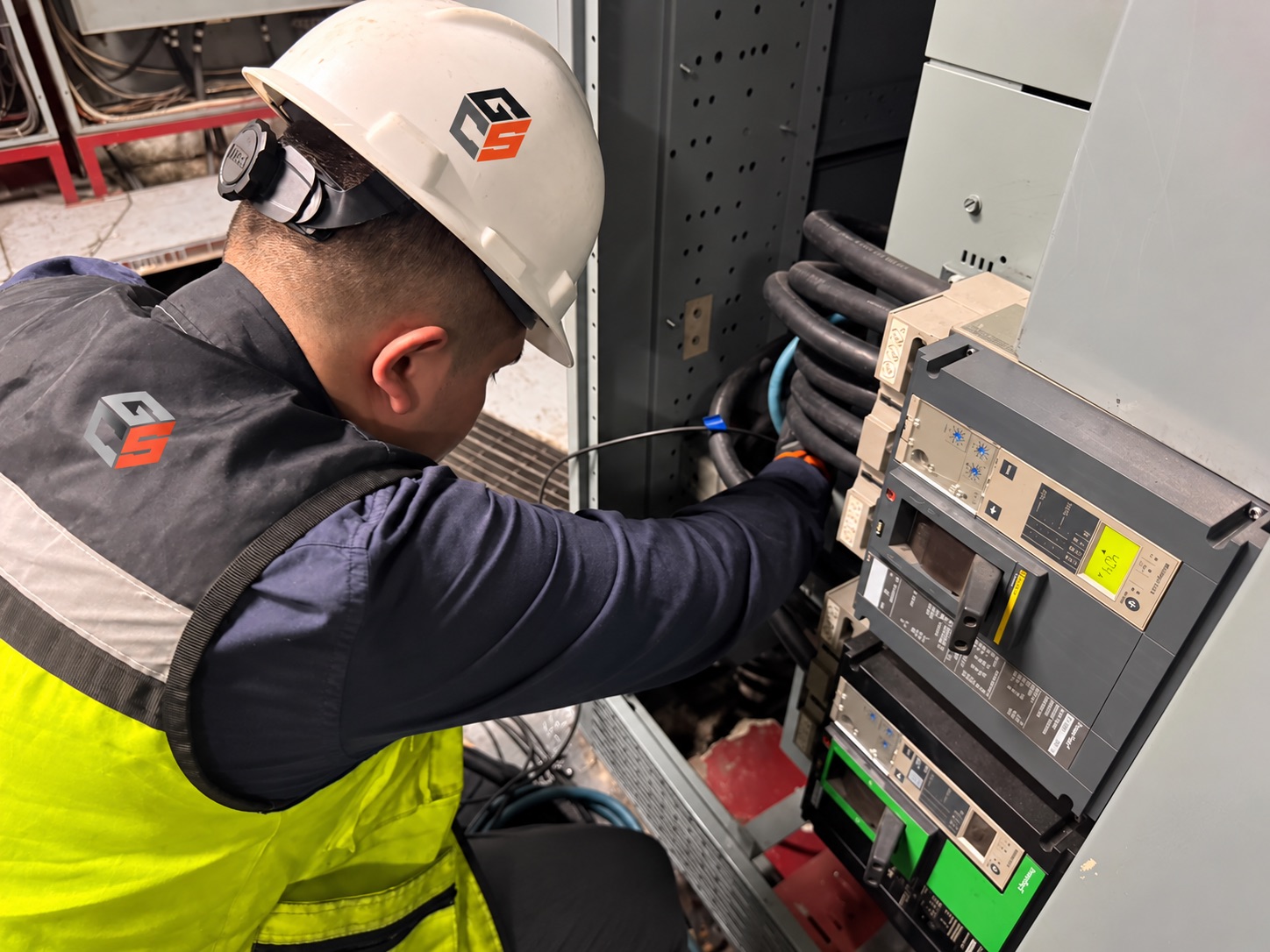 Técnico de Grupo Constructor Singuilucan realizando mantenimiento en tablero eléctrico