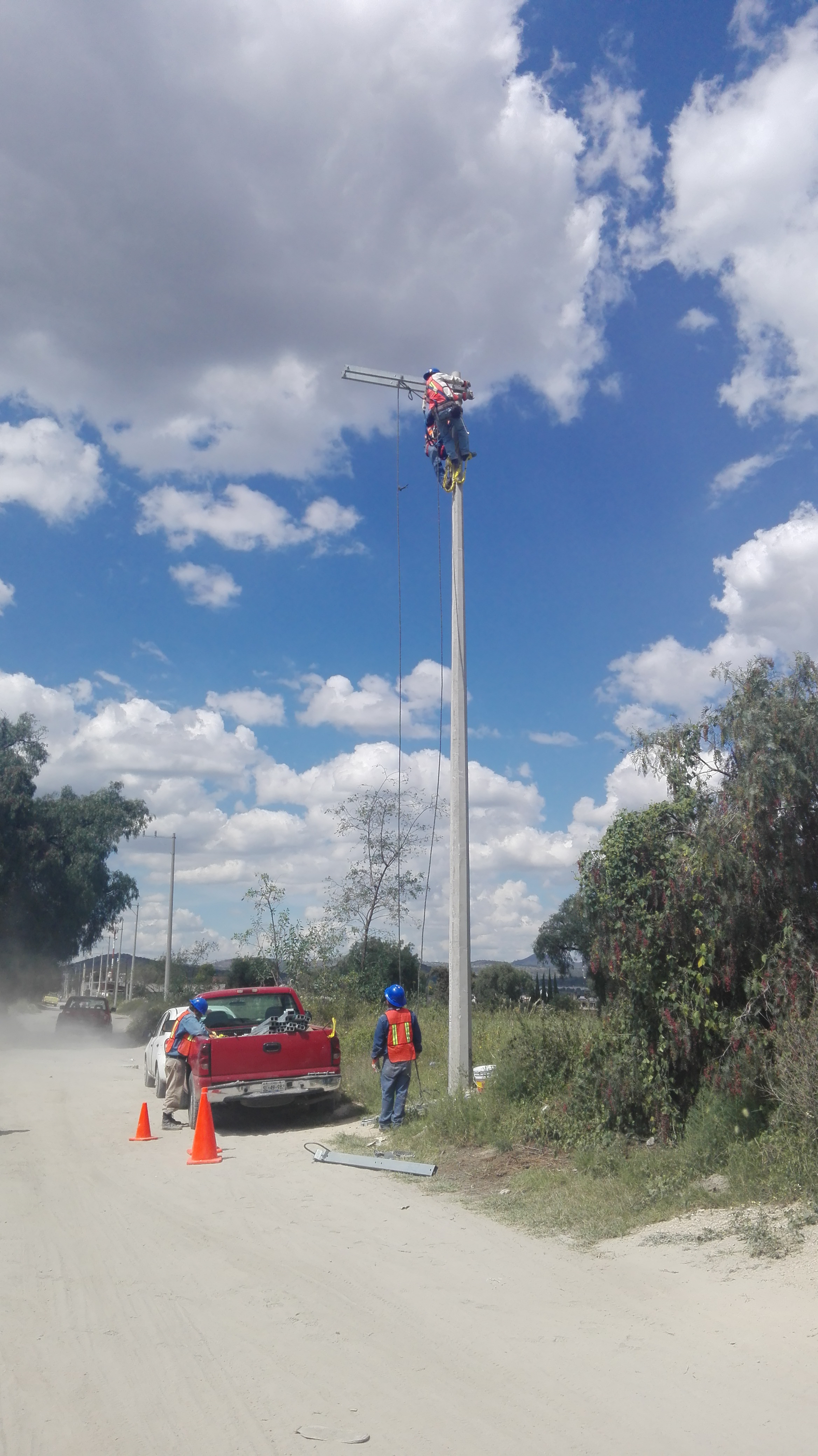 Montaje de estructura de media tensión en altura