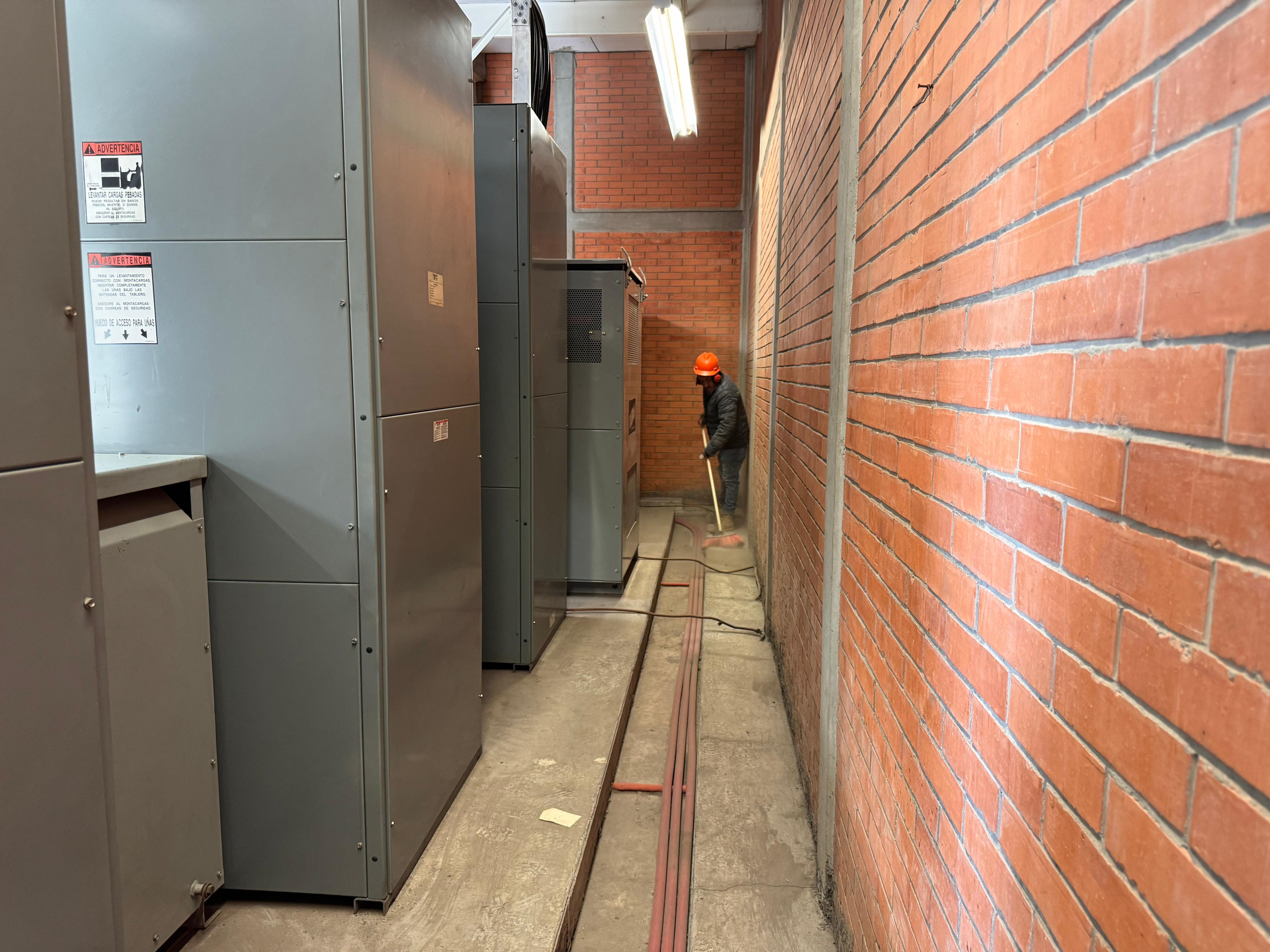Trabajo de obra electromecánica en subestación