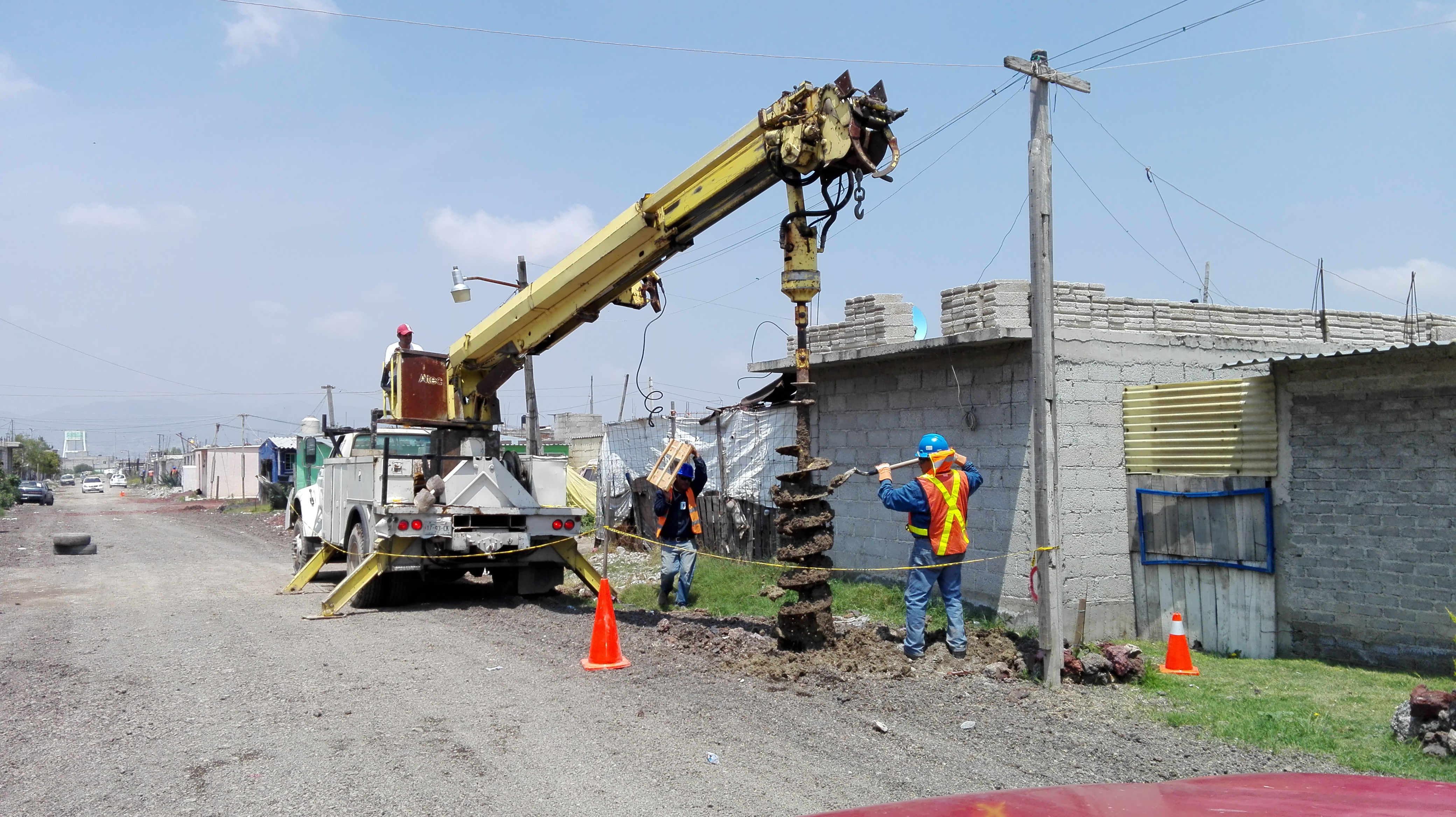Excavación de cepas para hincado de postes