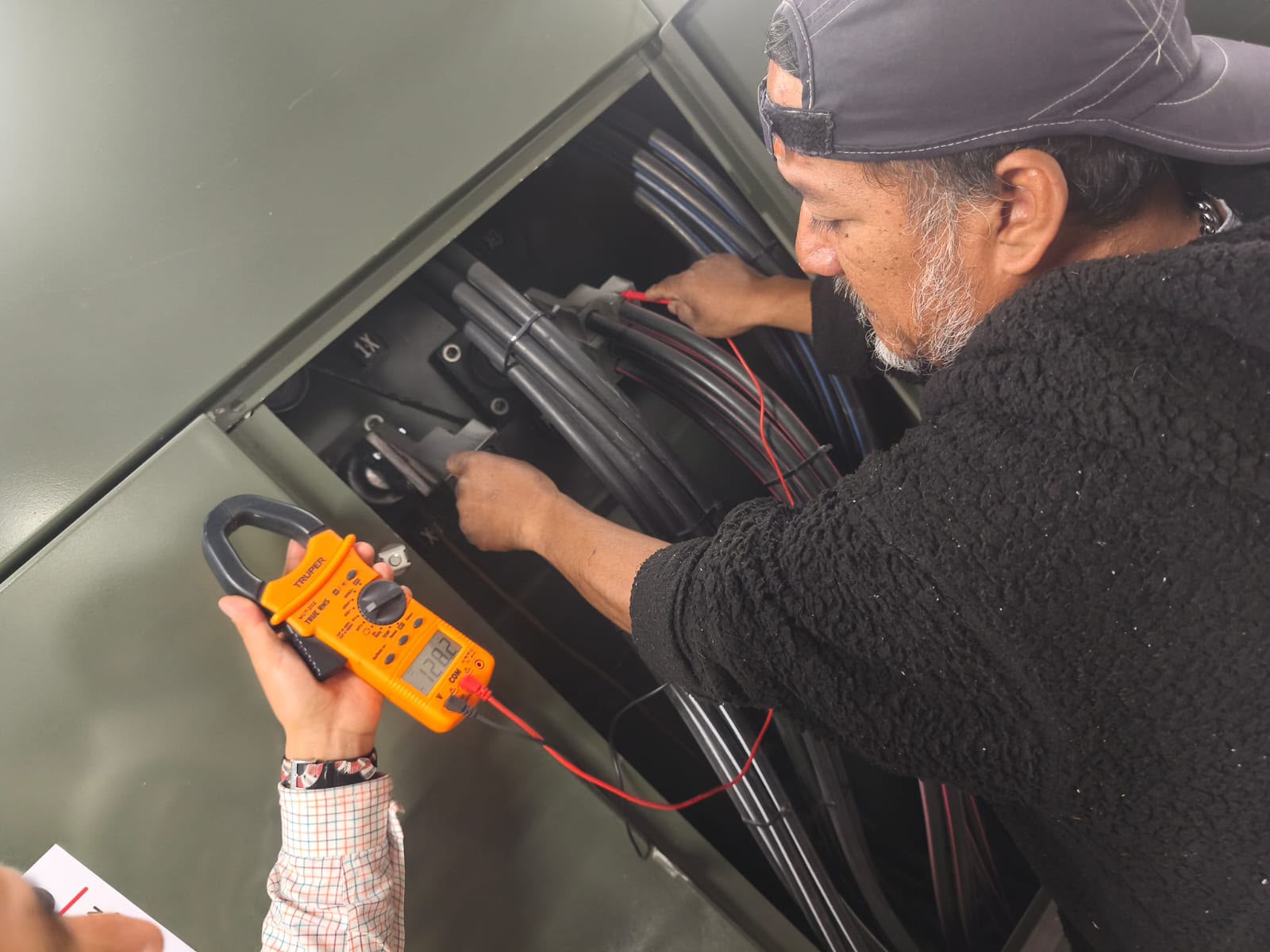 Prueba de puesta a tierra en infraestructura eléctrica